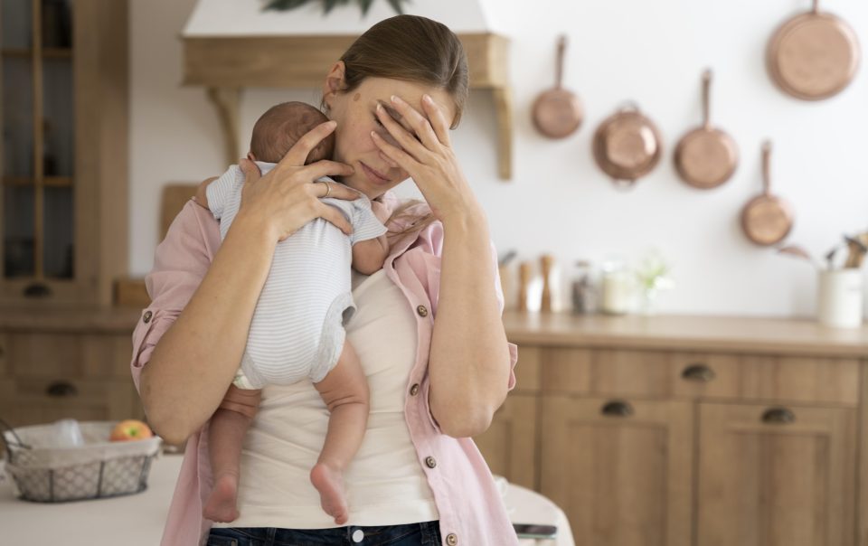 Agotamiento mental en madres: el peso invisible que cargas