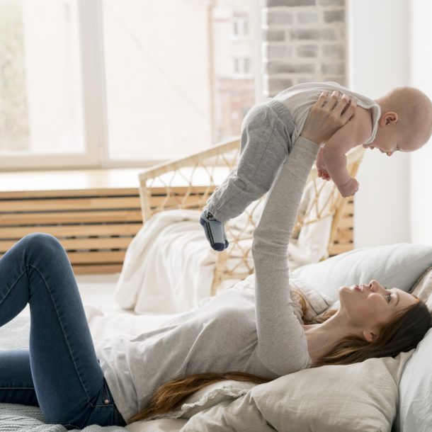 Cómo empezar el año siendo madre: guía para mujeres en posparto | Renacer 2026